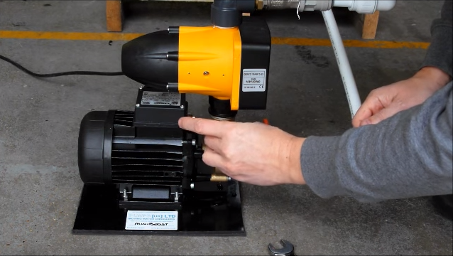 Thợ sửa máy bơm